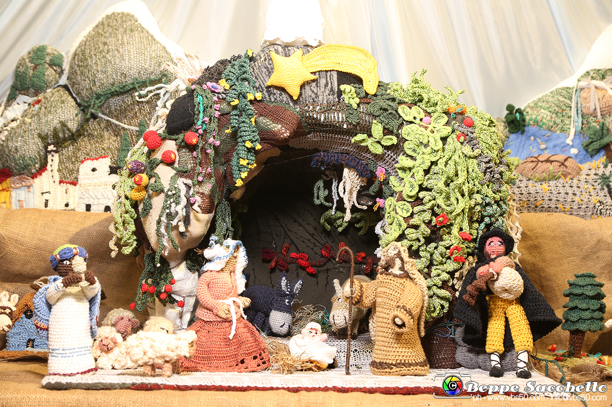VBS_9246 - Presepio all'uncinetto Parrocchia SS. Cosma e Damiano.jpg